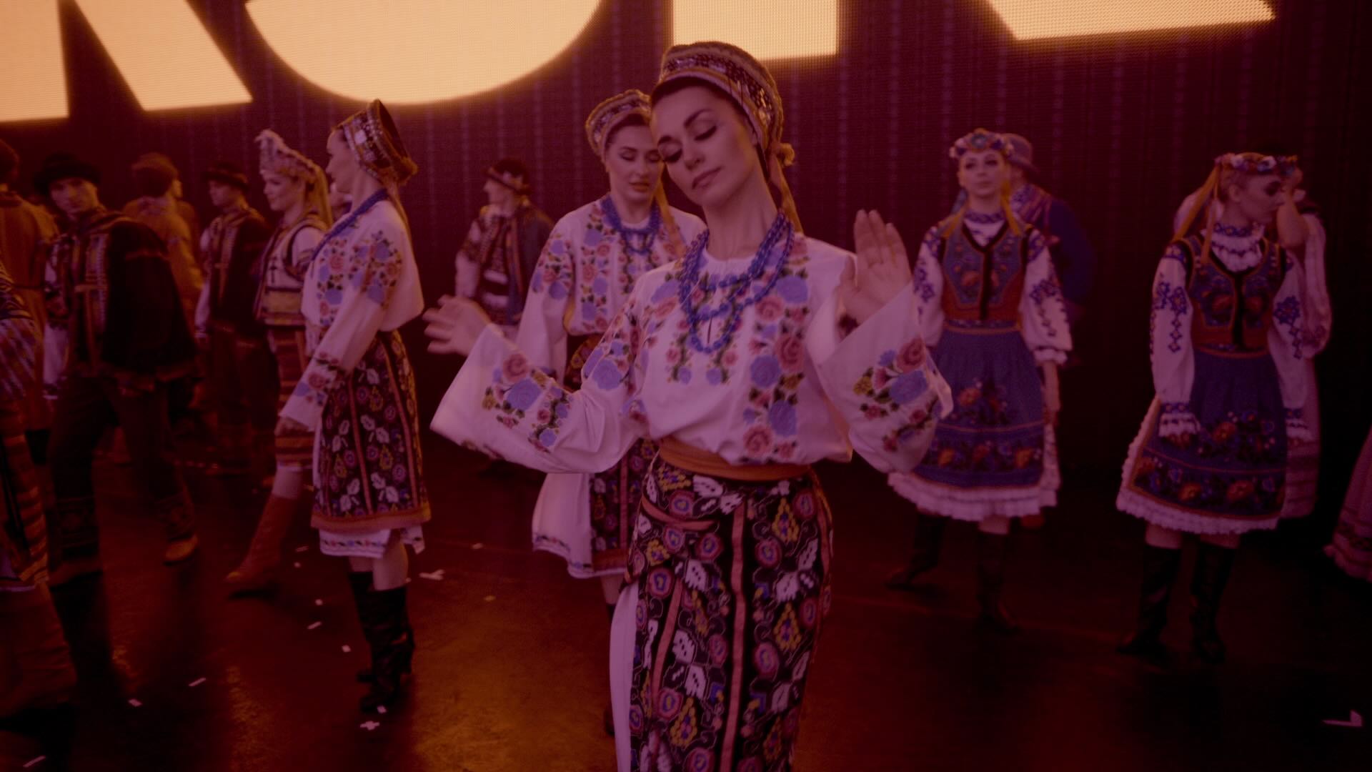 За Лаштунками